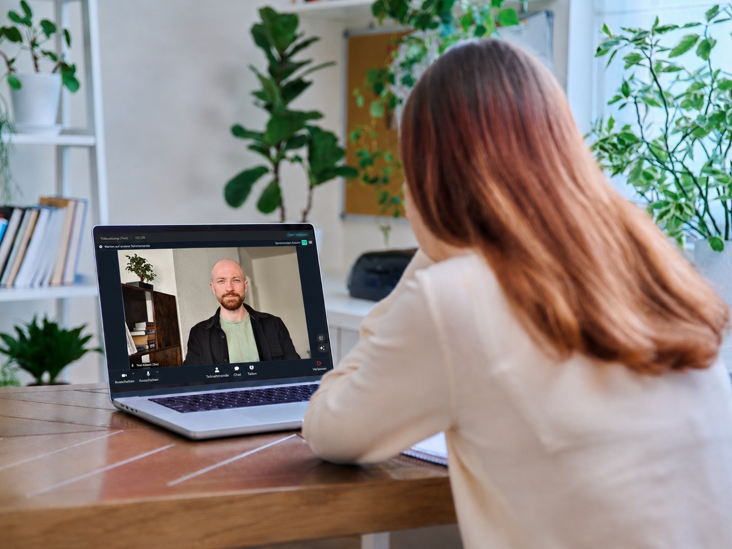 Klientin im Online-Gespräch mit ihrem Psychologen am Laptop